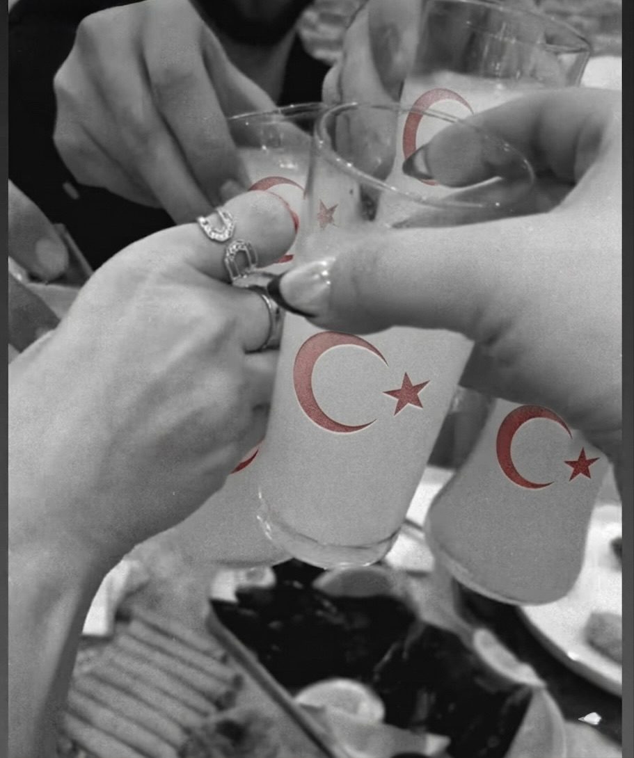 Rakı sofrası ve tokuşan kadehler — Tarihi Meyzade Kasımpaşa meyhane keyfi
