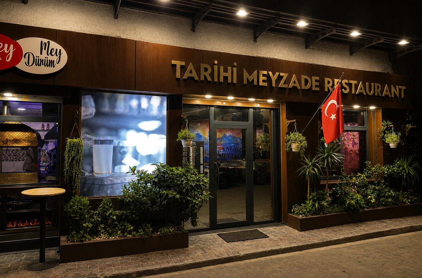 Façade du Tarihi Meyzade Restaurant — Ziyafet Sokak, Kasımpaşa